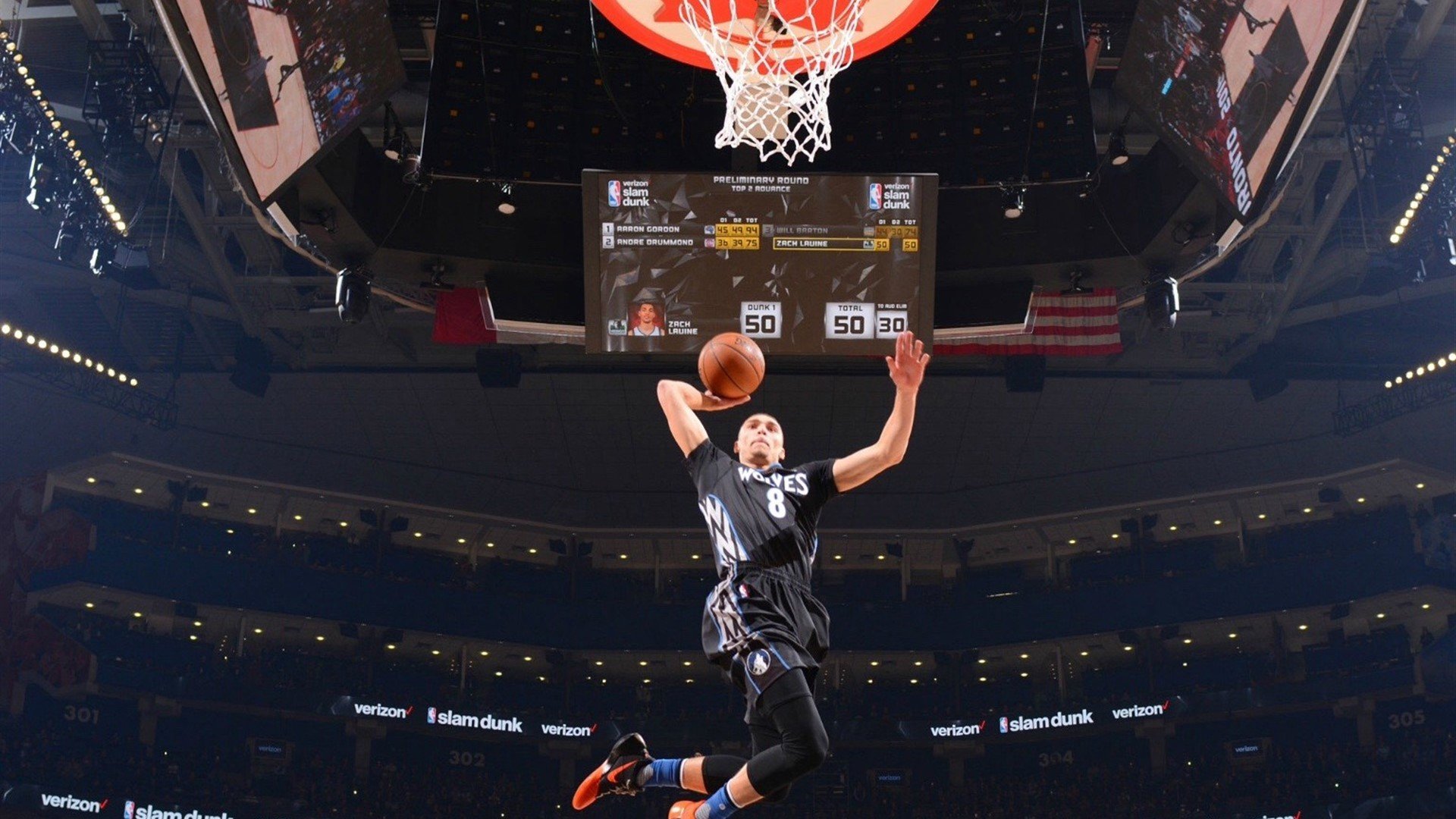 NBA季后赛激战正酣，勇士逆转独行侠，库里关键三分锁定胜局